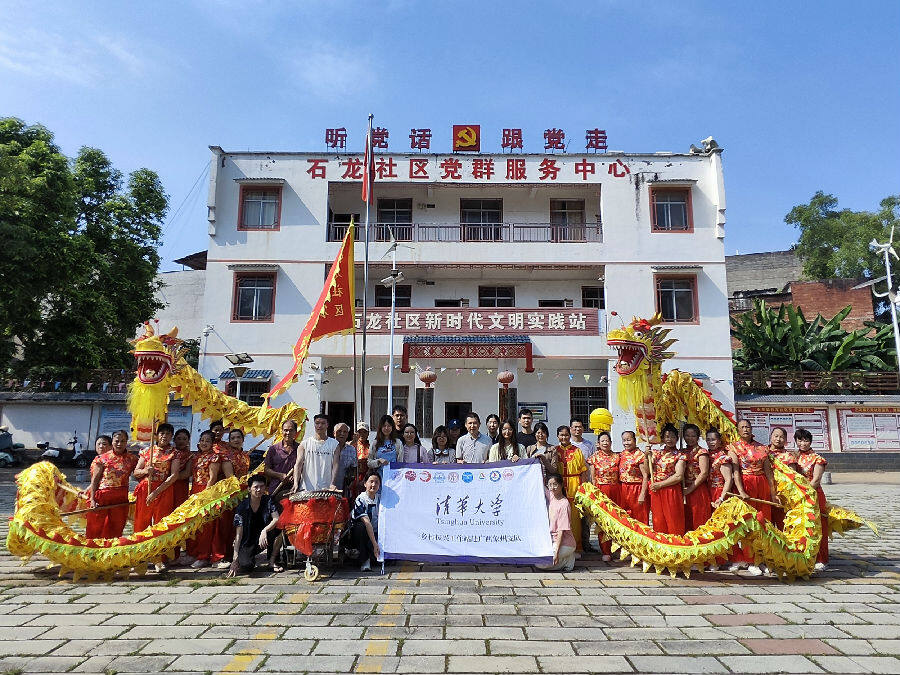 2025年清华大学乡村振兴工作站赴象州支队与广西象州县石龙镇舞龙队合影（唐浩东 摄）