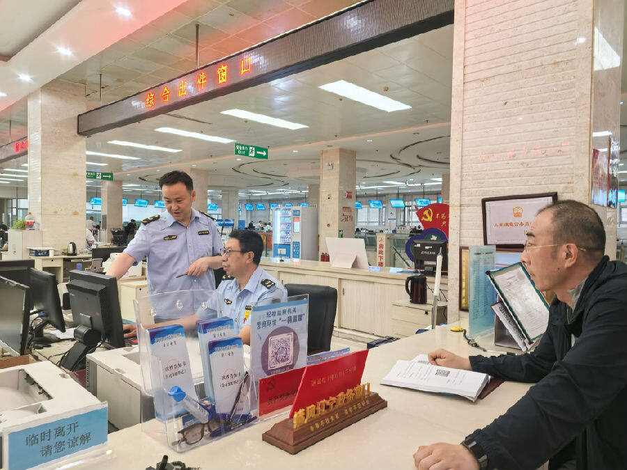  行政审批服务中心为企业核发营业执照。（郑志娟 摄）