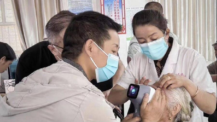 图为用新设备查出中度白内障（王恒 摄）