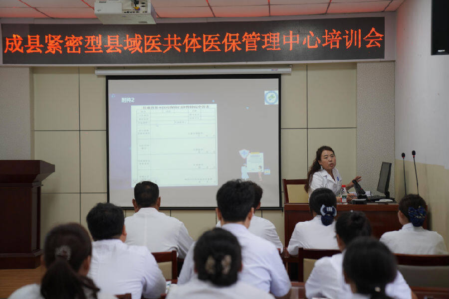 县级专家为成员单位医技人员开展培训。（刘建军 摄）