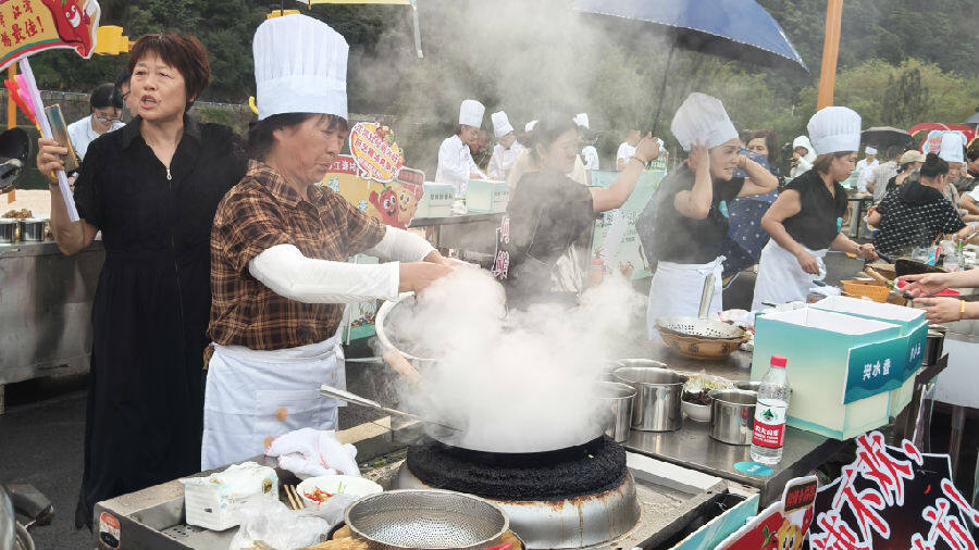 参赛选手们正在烧制各种鲜辣美味 （曾庆华 摄）