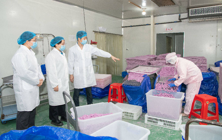 农行龙海支行到龙海市华进食品有限公司了解生产经营情况 （简银蕉 摄）