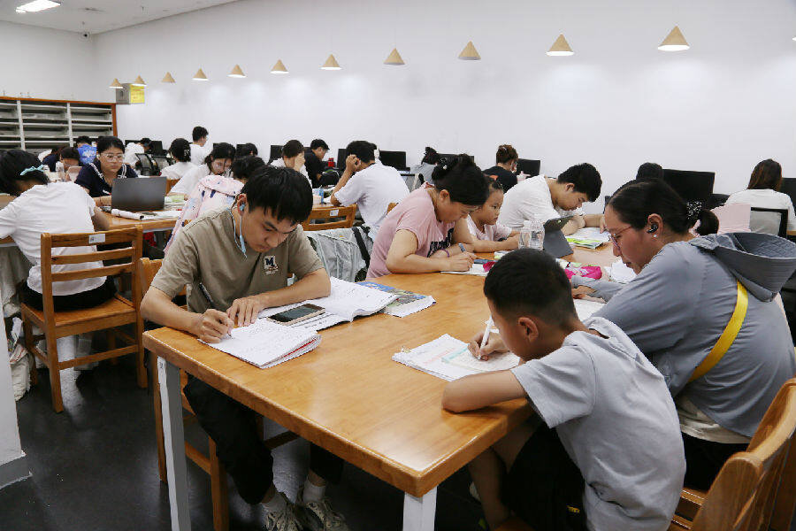 学生们在静谧的阅读室预习、复习功课。（苗瑞丰 摄）