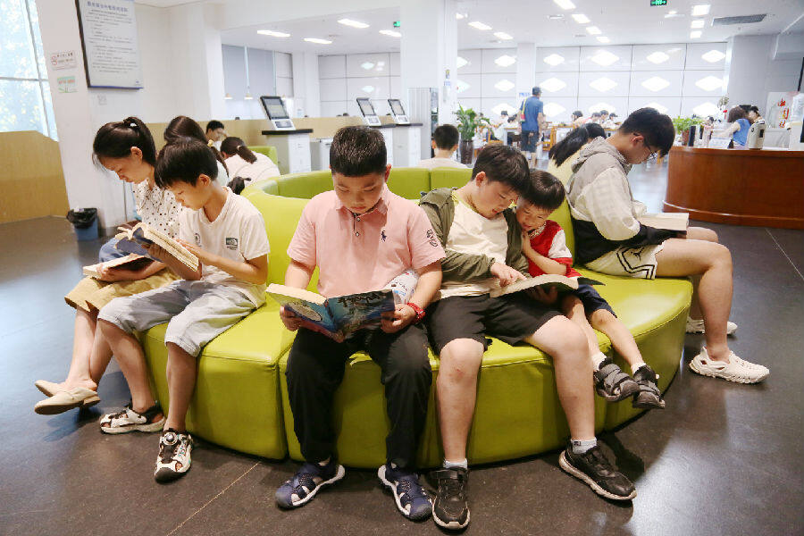舒适的阅读环境吸引众多读者前来阅读。（苗瑞丰 摄）