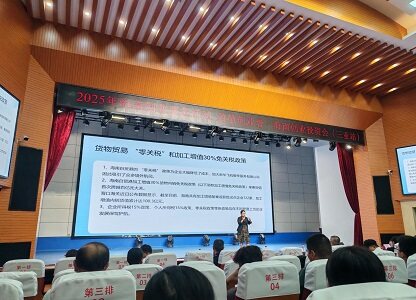 孙雪梅讲解人才引进等政策红利（罗小春 摄）