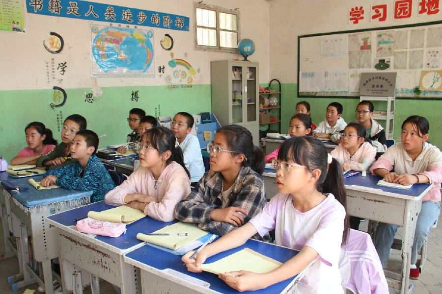 学生们在上课（包瑞雪 摄）