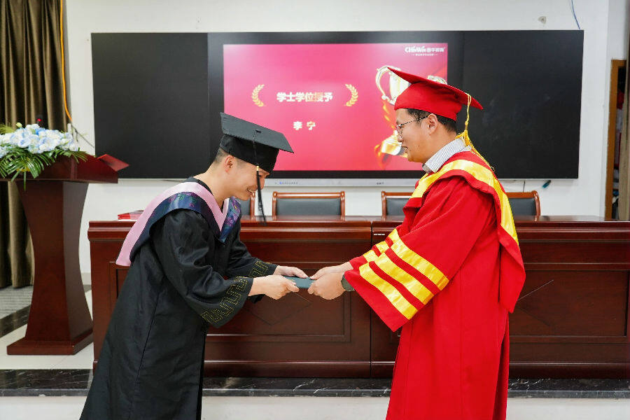王凯为学位获得者代表授位。（陈翔 摄）