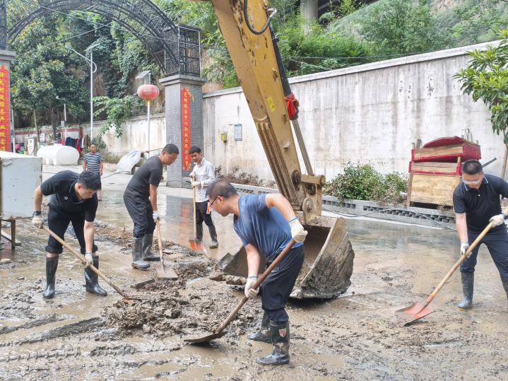 干部参与一线清淤工作（王华意 摄）