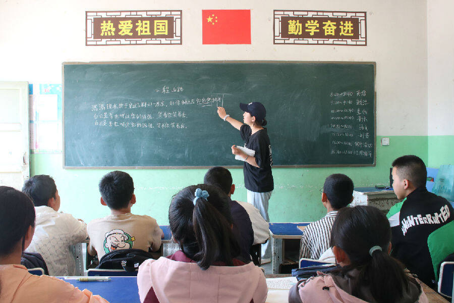 支教老师上课（何仪 摄）