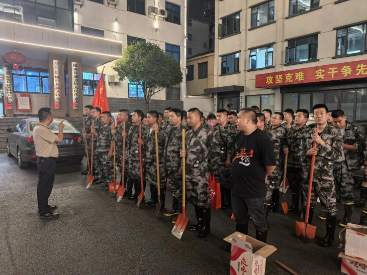 深夜组织干部驰援一线（王华意 摄）
