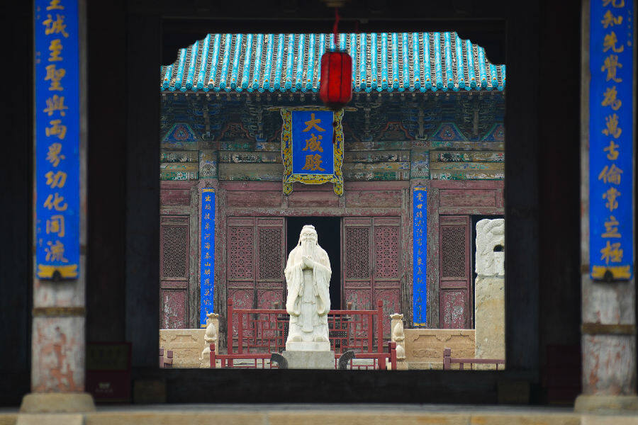 图为代州文庙内伫立着孔子塑像（席兆平 摄）