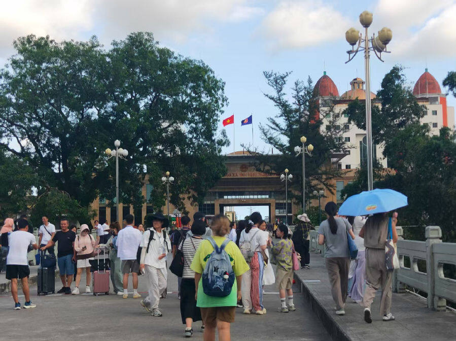 从北仑河大桥去往越南的人群（韩睿琦 摄）