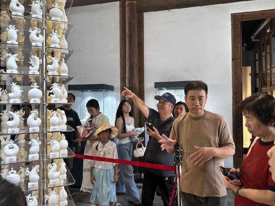 造型别致的德化白瓷展品吸引参观者驻足观赏（张明贵 摄）