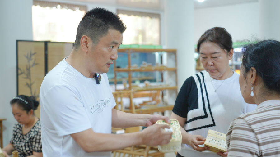 陈岚讲解奖牌盒编织要点。（王清 摄）