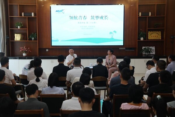 保亭县委书记穆克瑞（左）参加“新苗沙龙”活动 （童畅 摄）