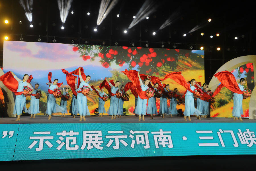 活动现场文艺表演。（姚书勤 摄）