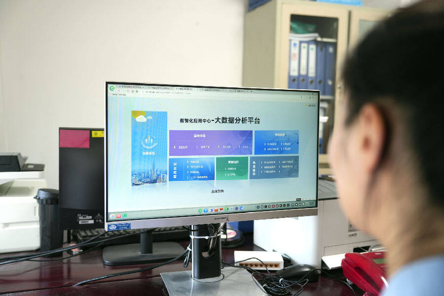图为以数据为着力点，新疆市场监管从“数字化突破”迈向“智能化跃升”。（李玄彬 摄）