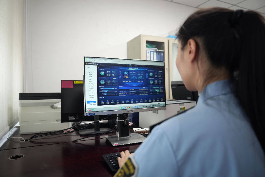 图为数字执法的数字化转型，使得执法系统实现了案件全程电子化处理。（李玄彬 摄）