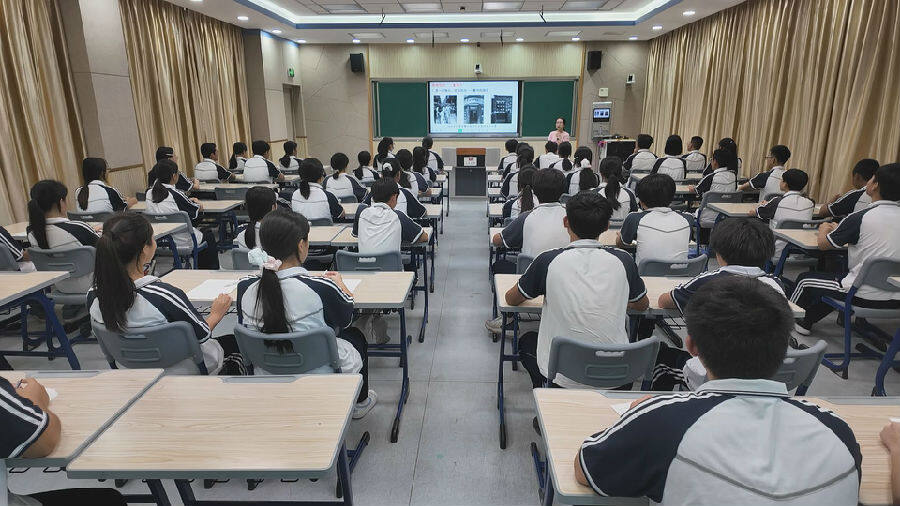 文昌中学以《南京照相馆》的三重镜头为题，对学生进行爱国主义教育。（苗禹 摄）