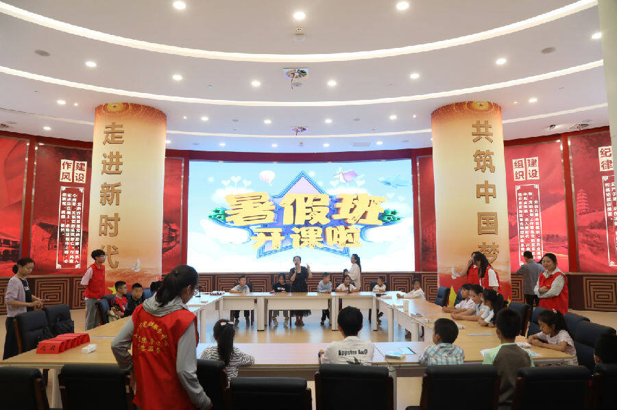 中心志愿队为托管班服务。（陈天培 摄）