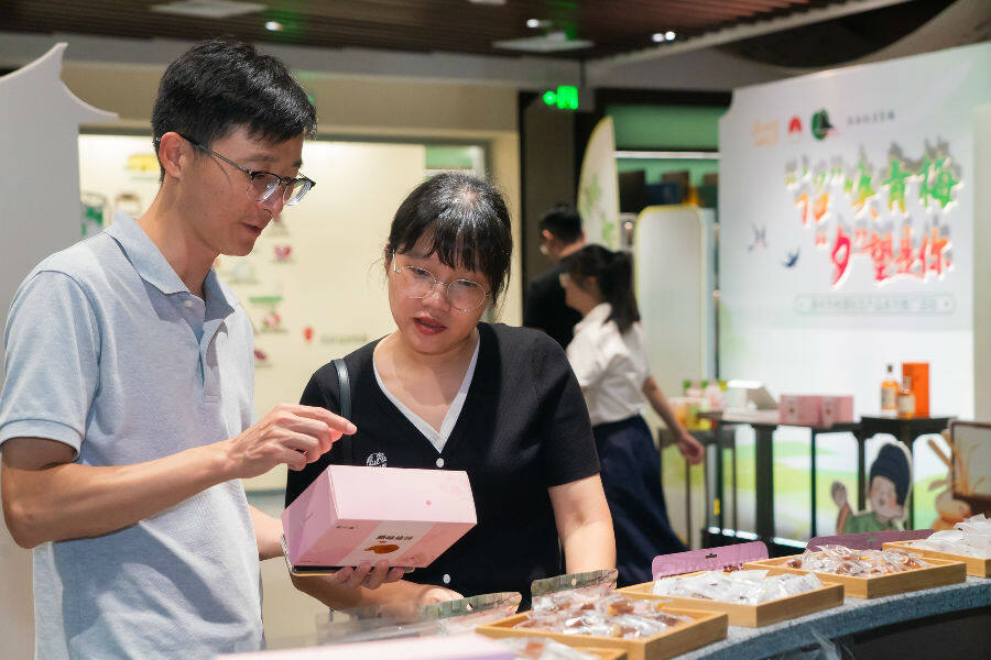 市民游客正在游览青梅加工品。（庄玮 摄）