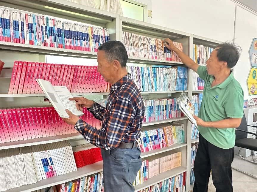 图为村民正在村图书室看书（高伟 摄）