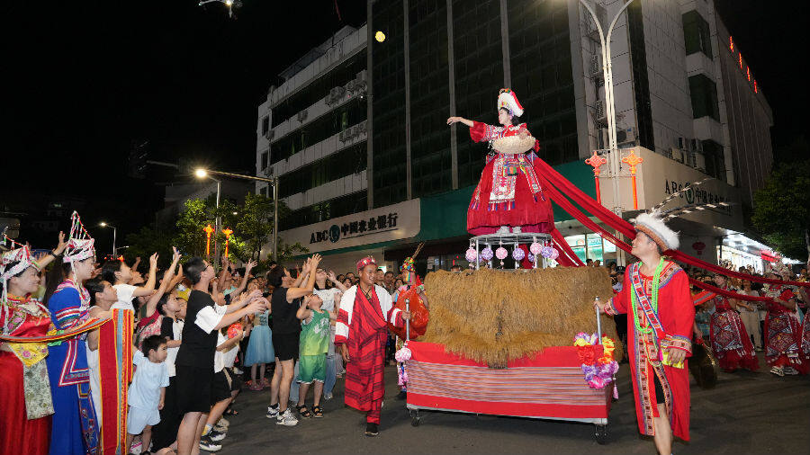 高山族巡演演员与观众互动。（陈蕾 摄）