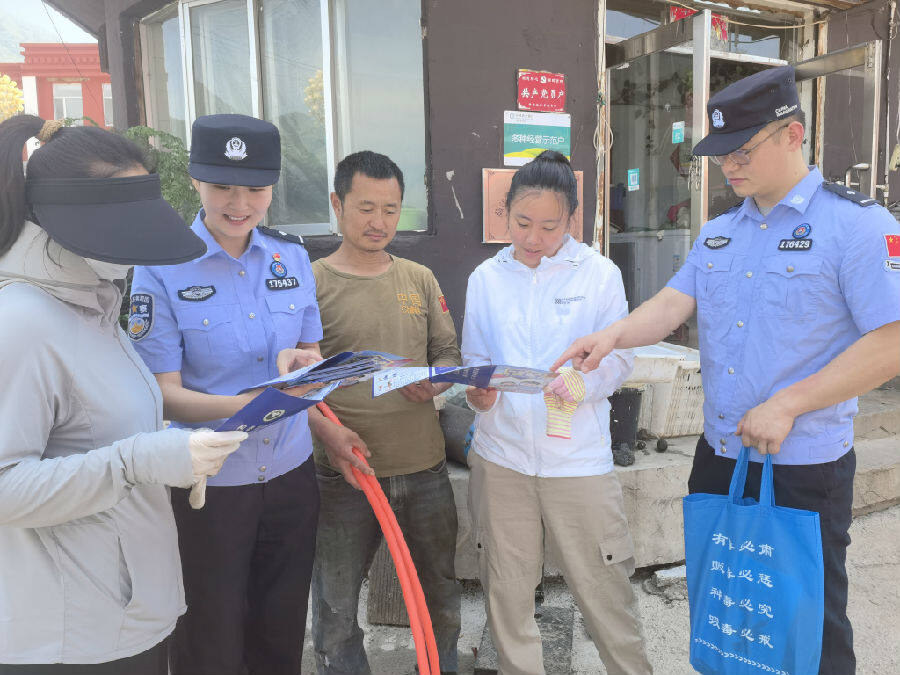 苇沙河边境派出所用温情服务筑牢安全防线（杨振 摄）