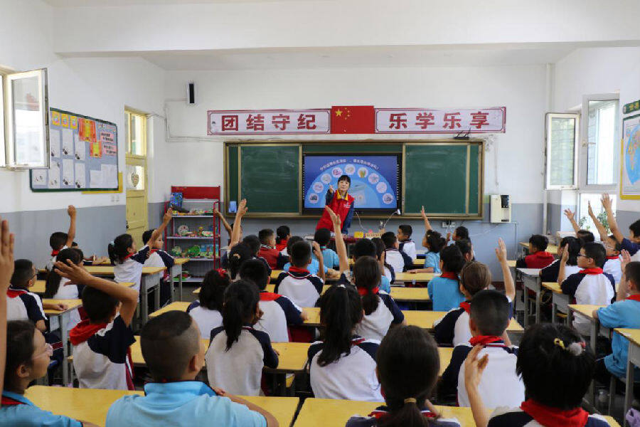 国家电网新疆电力（阿克苏白水）天山雪莲共产党员服务队队员向学生讲授安全用电知识。（邸敏 摄）