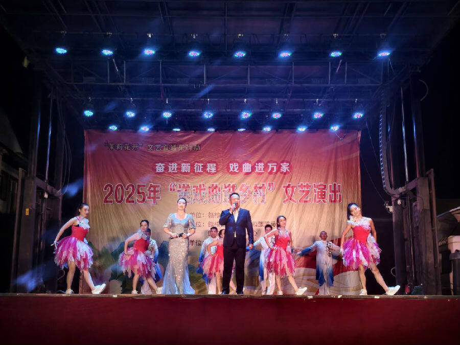 赣榆区“2025年送戏进乡村”文艺演出现场（陈小梅 摄）