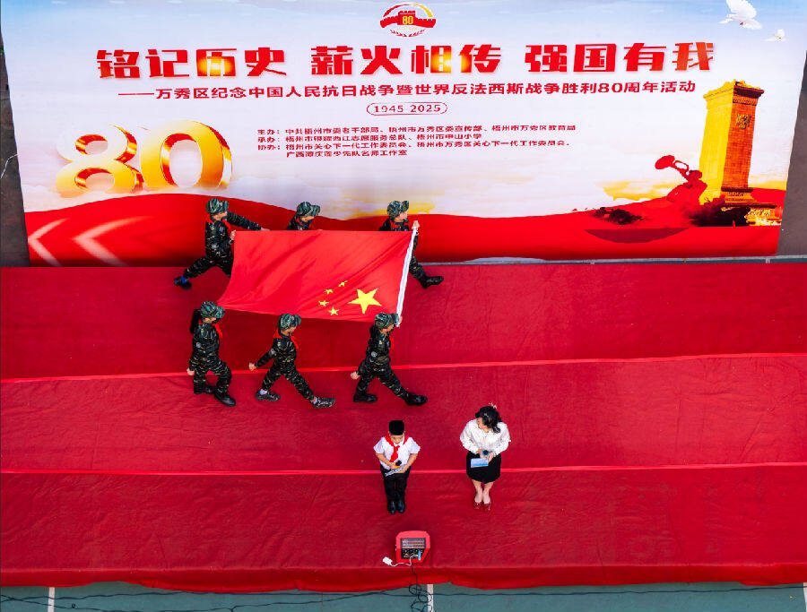 全体师生齐聚操场，举行了新学期的第一次升旗仪式（何华文 摄）