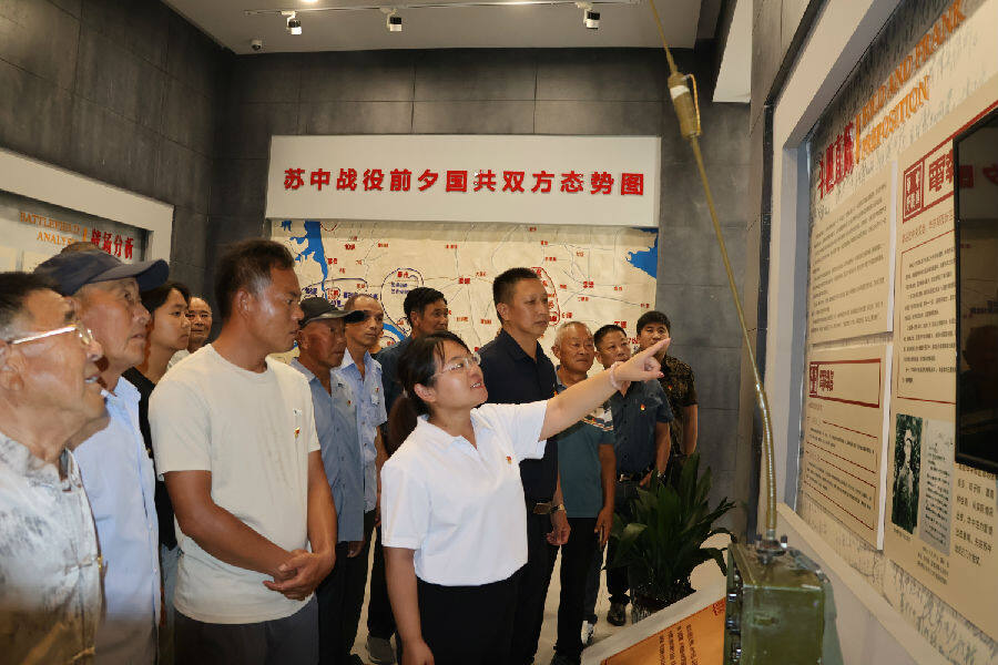 灌南驻苏州流动党委和田楼镇二图村党员正在参观“七战七捷纪念馆”。（王华 摄）