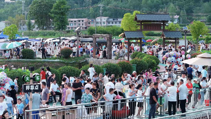 游人如织（黄智发 摄）