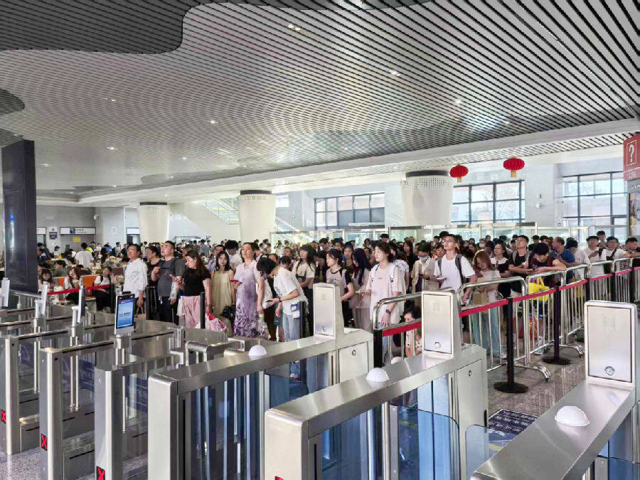 “新城快线”武汉东站旅客正在等待检票乘车（李晶晶 摄）