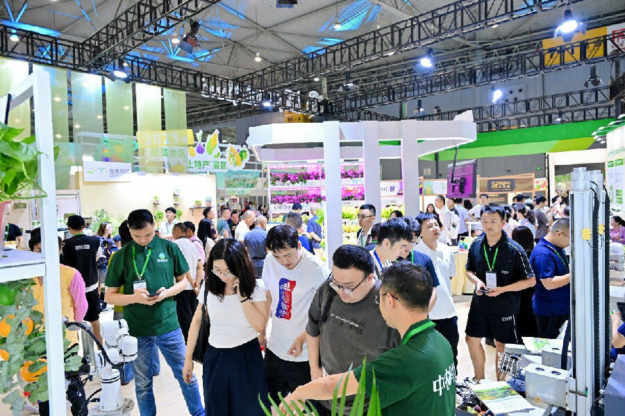 第十一届成都农博会温江展位的农业“黑科技”吸引不少观众（戚原 摄）