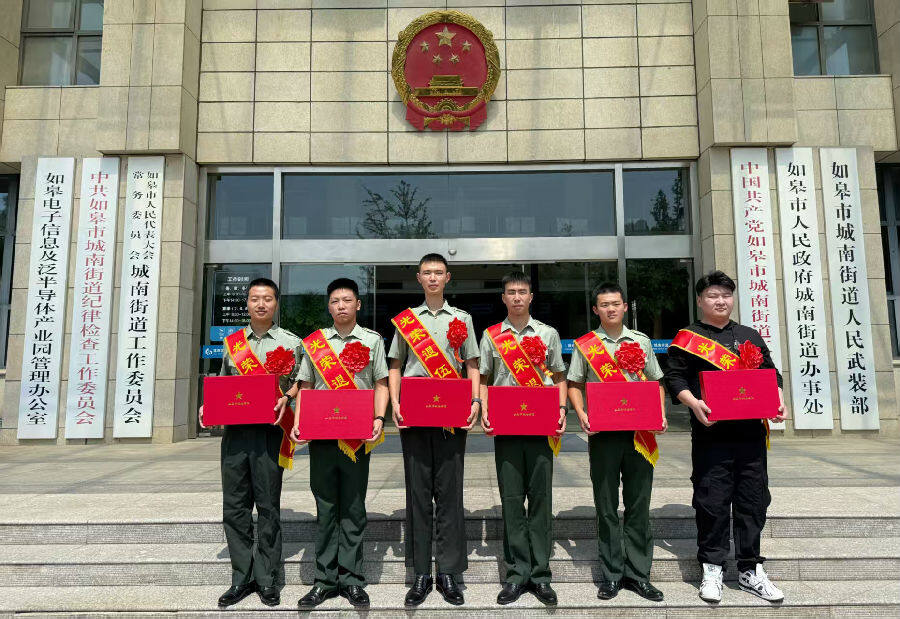 六名退役士兵合影留念（李智 摄）