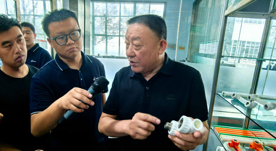 程田青代表向记者讲解产品特性（席兆平 摄）
