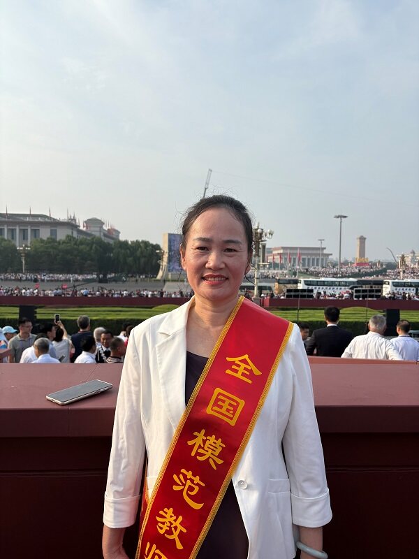 海南临高县和舍中心学校教师王玲现场观礼（陈奇巧 摄）