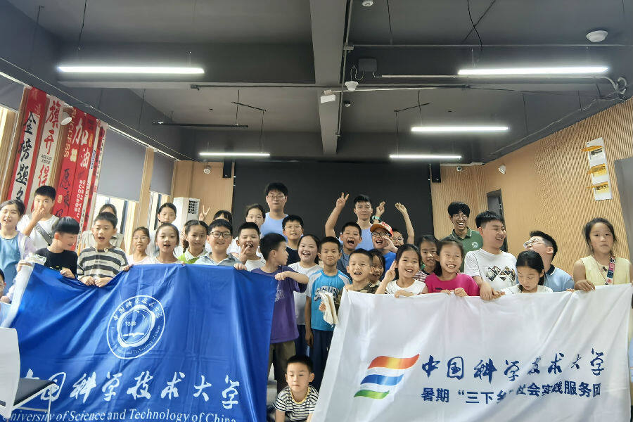 蜀山区稻香村街道合作化南路社区联合中国科学技术大学物理学院的师生开展科普活动（李之杰 摄）
