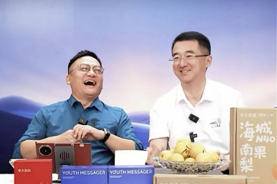 海城市委书记陆荐援（右）走进直播现场（高振家 摄 ）