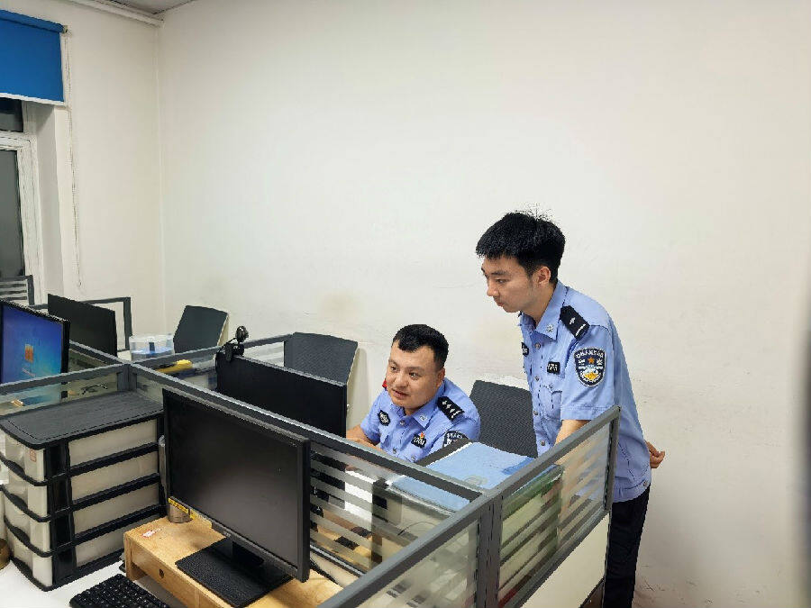 松北分局警长张宁与新警刘震（张宇轩 摄）