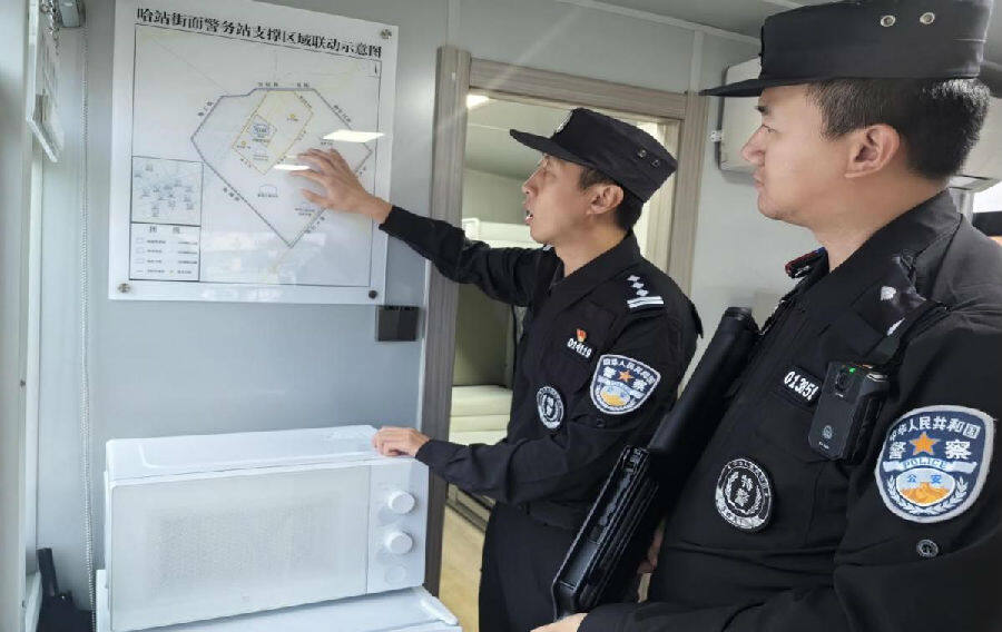 巡特警支队民警秦宏伟与徒弟王大鹏（张宇轩 摄）