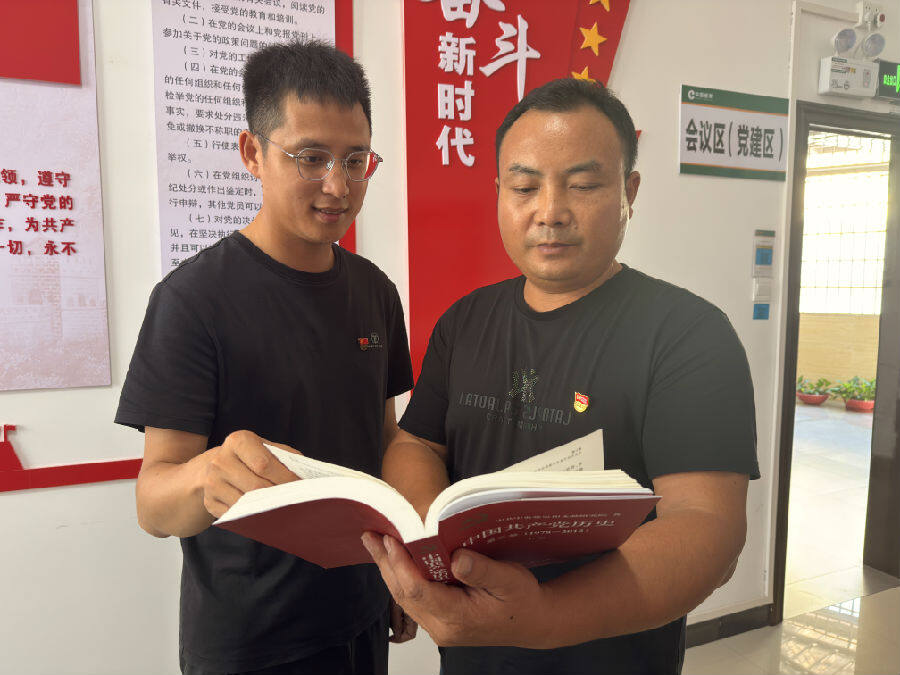 基层所站党员员工开展个人自学活动。（邓林海 摄）
