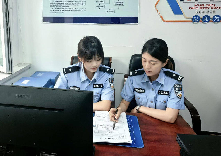 道里分局民警王慧与徒弟王保莹（张宇轩 摄）