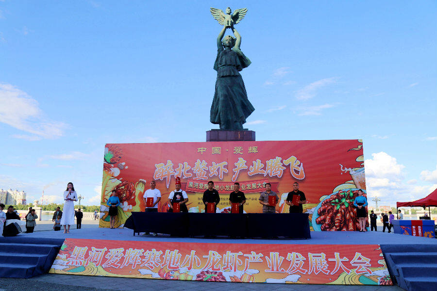 活动现场签约成果丰硕（张晓莹 摄）