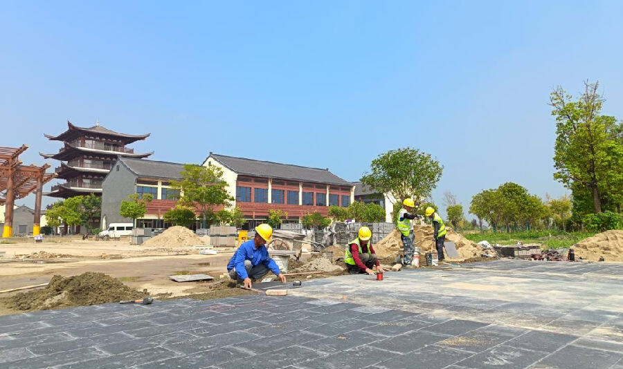 黄梅（长江）文化旅游度假区西游客服务中心施工现场。（毛华山 摄）