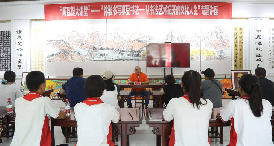洪厚甜正在讲解书法艺术独特魅力（艾力夏提·衣明尼亚孜 摄）
