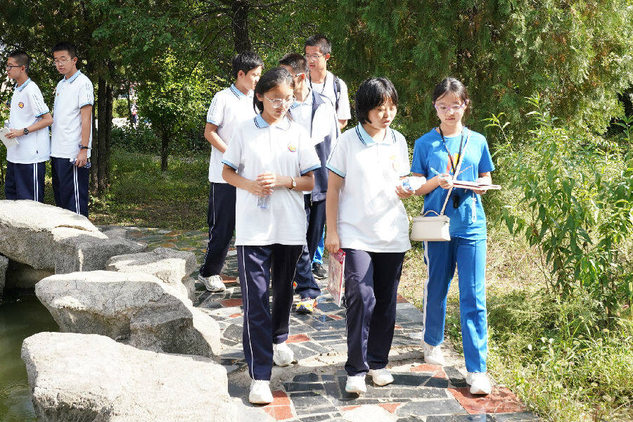 两地学生们结伴研学交流（马明清 摄）
