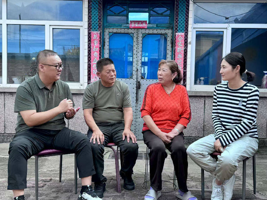 纪委书记曾凡博与纪检干事郭阿芳进村走访。（孙洋 摄）
