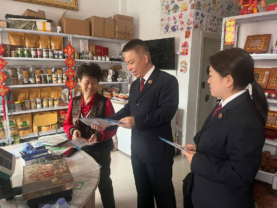 检察干警走访商户（董云玲 摄）